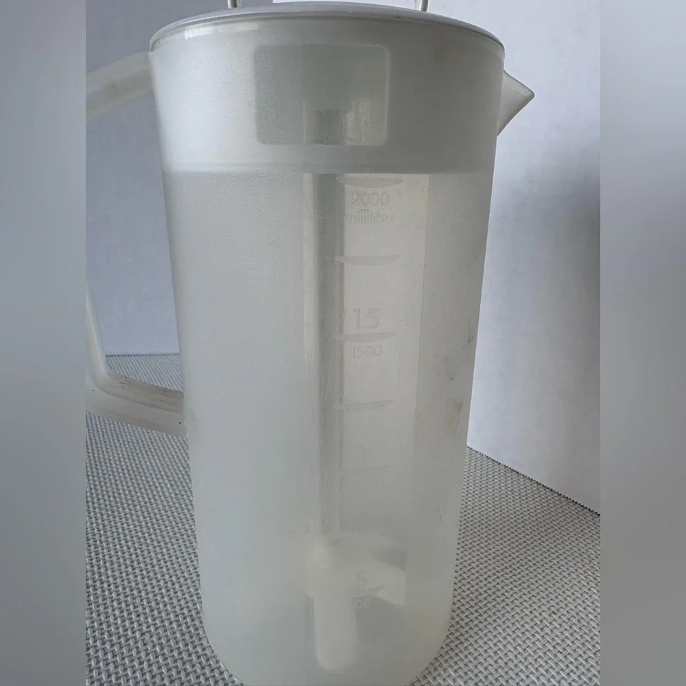Rubbermaid Vintage 2 quart pitcher with mixing plunger lid White